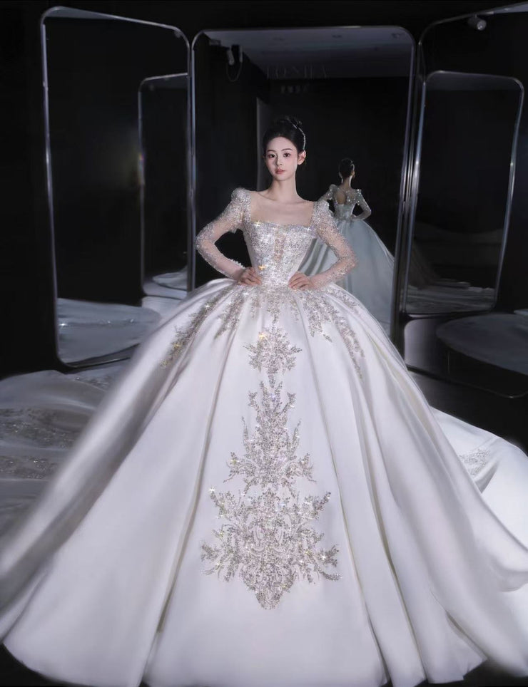 DIVINE 04 A VINTAGE HEAVY-DUTY WEDDING RESSS WITH LONG SATIN SLEEVES