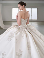 X25-91 A STRAPLESS WEDDING DRESS WITH FLOWING SATIN SHEEN