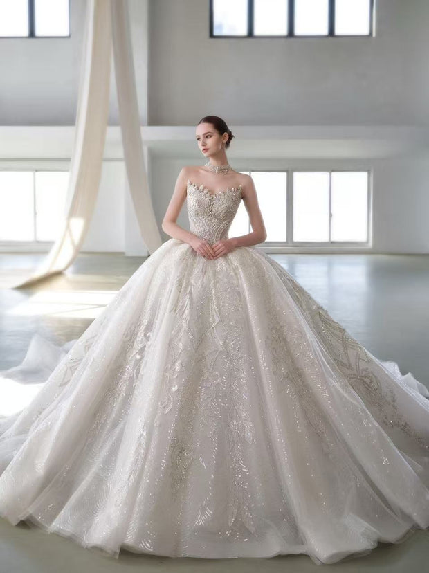 X25-81 A SUMPTUOUS STRAPLESS WEDDING DRESS FEATURING GILDED-LIKE EMBROIDERY