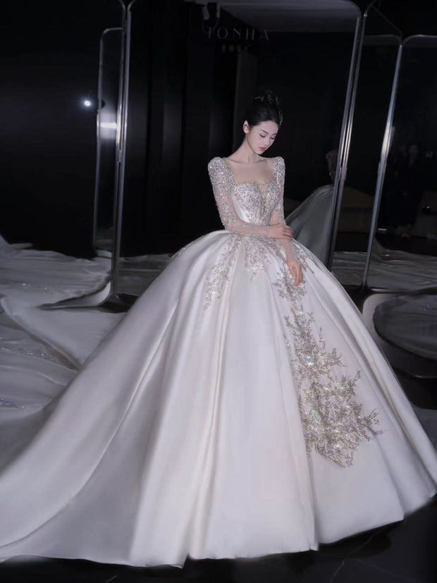 DIVINE 04 A VINTAGE HEAVY-DUTY WEDDING RESSS WITH LONG SATIN SLEEVES