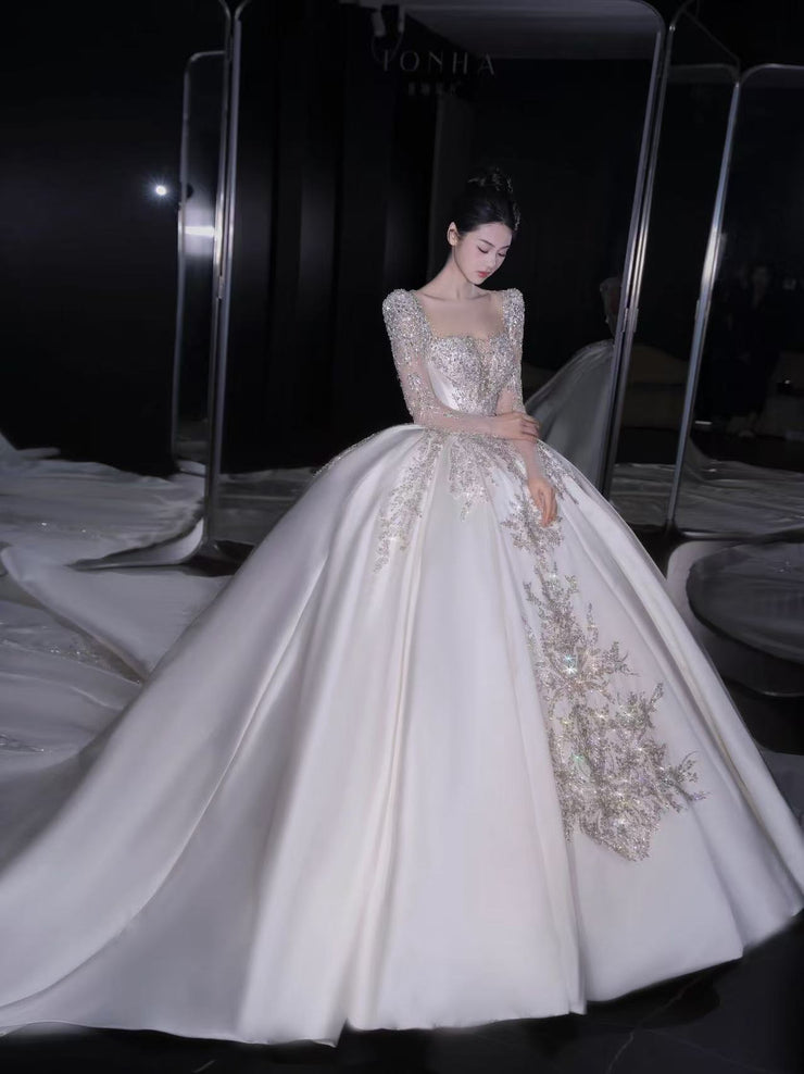 DIVINE 04 A VINTAGE HEAVY-DUTY WEDDING RESSS WITH LONG SATIN SLEEVES