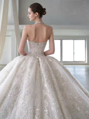 X25-81 A SUMPTUOUS STRAPLESS WEDDING DRESS FEATURING GILDED-LIKE EMBROIDERY