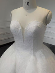BYG25-8 A STRAPLESS WEDDING DRESS WITH STAR TRACK INTERTWINED EMBROIDERY