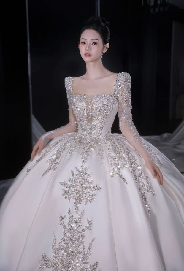 DIVINE 04 A VINTAGE HEAVY-DUTY WEDDING RESSS WITH LONG SATIN SLEEVES