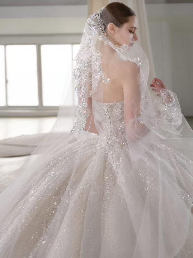 X25-90 A MAGNIFICENT STRAPLESS WEDDING DRESS ADORNED WITH GRADIENT RHINESTONES