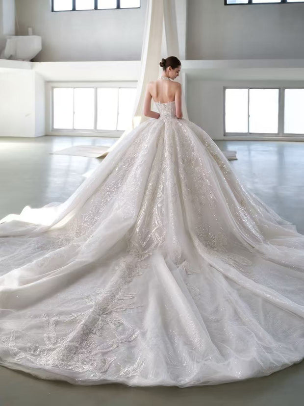 X25-81 A SUMPTUOUS STRAPLESS WEDDING DRESS FEATURING GILDED-LIKE EMBROIDERY