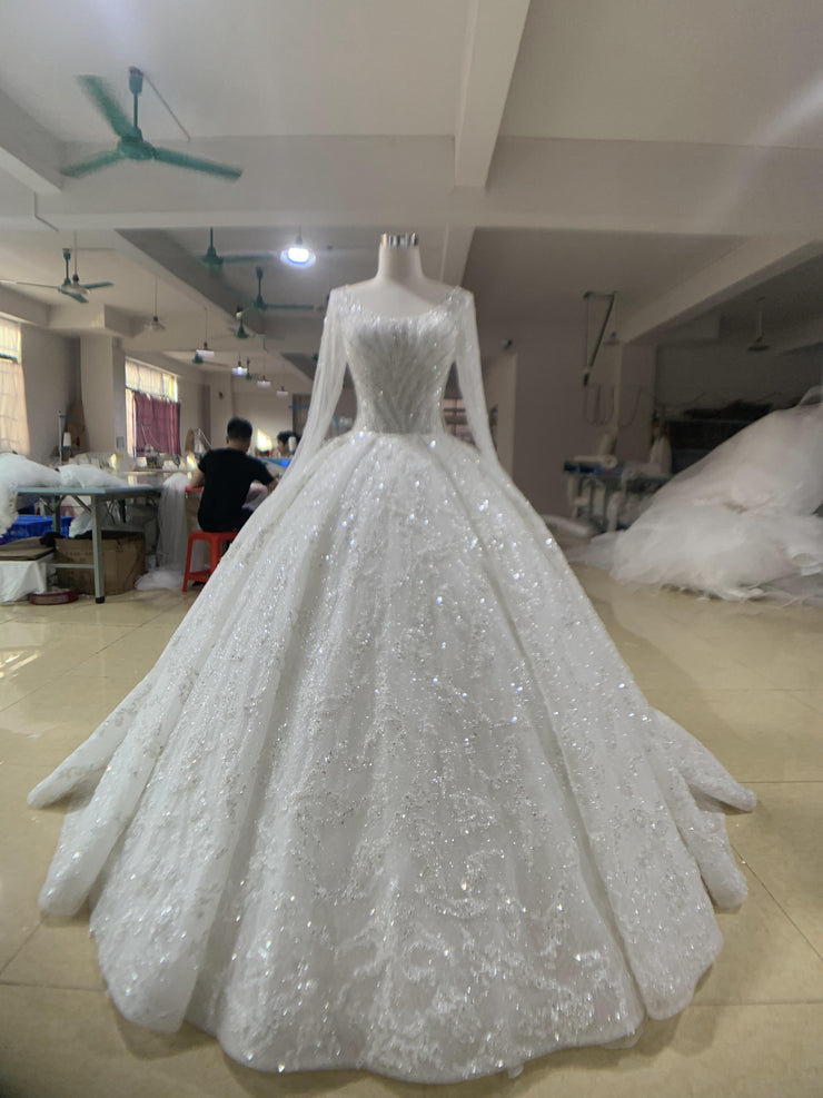 203 Deep V Sweetheart Neckline and Louts Leaf Sleeve Wedding Dress with  Fashion Lace Heavy Beading Bridal Gown Dress with Long Train Hot Sale New  Style - China Wedding Dress and Bridal