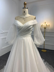 Z020-The Organza Long Sleeve Sweetheart Neckline Wedding Gown With Long Tail